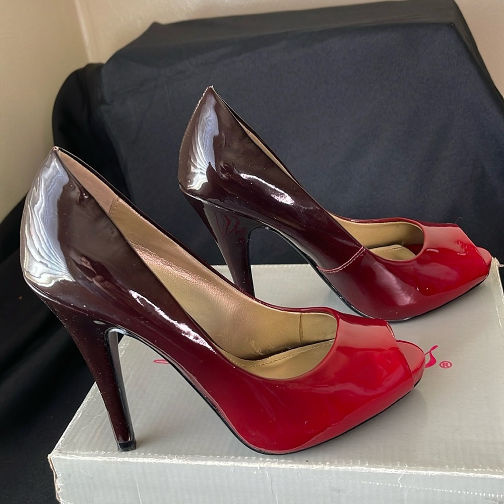 Delicious Report-S Red Ombre Patent Faux Leather Open Toe Pump, size 6
